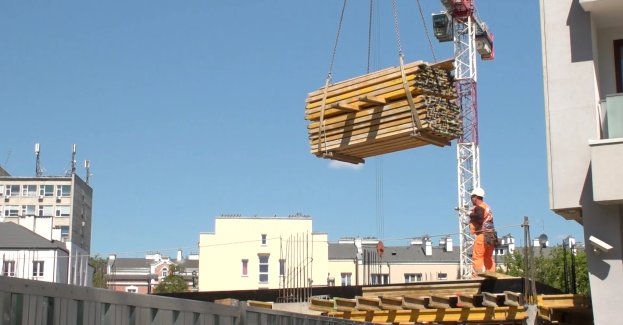 Mimo że produkcja budowlano-montażowa w czerwcu br. wzrosła o ponad 5 proc., a w samym segmencie infrastruktury o blisko 19 proc. rok do roku, polski rynek budowlany wciąż funkcjonuje w trudnych warunkach. Barometr EFL dla budownictwa na III kwartał 2026 roku wskazuje, że 41 proc. przedsiębiorców chce ograniczyć wydatki na inwestycje. Eksperci liczą jednak, że dalszy napływ środków z KPO i perspektywy finansowej 2021–2027 przyczynią się do pobudzenia inwestycji w kolejnych miesiącach.